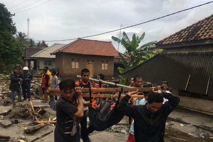 Tim Basarnas Lampung melakukan evakuasi korban di Desa Cukung Kecamatan Rajabasa Kabupaten Lampung Utara