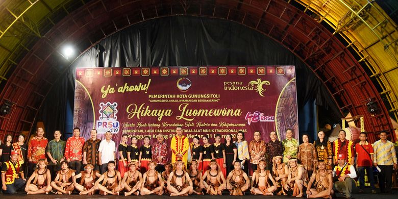 Usai pertunjukan aneka seni dan budaya dari Pulau Nias di Pekan Raya Sumatera Utara (PRSU). 