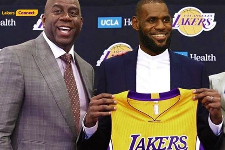 LeBron James (kanan) dan Earvin Magic Johnson (kiri) 