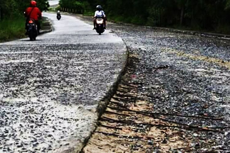 Kondisi jalan menuju Rumah Sakit Umum Kabupaten Nunukan yang rusak 5 tahun, tetapi tidak mendapat perhatian pemerintah daerah. Warga mengaku, pasien yang melewati jalan tersebut menuju rumah sakit malah tambah sakit sebelum dirawat.