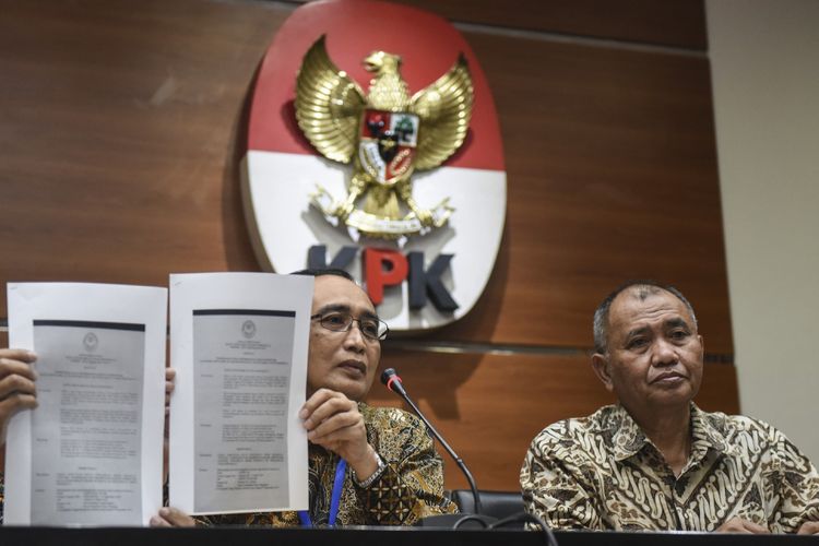 Ketua Kamar Pengawasan MA Sunarto (kiri) didampingi Ketua KPK Agus Rahardjo, menunjukkan surat pemberhentian Hakim dan Panitera Pengganti Pengadilan Tipikor Bengkulu saat konferensi pers OTT Hakim Tipikor Bengkulu di gedung KPK, Jakarta, Kamis (7/9/2017). KPK menetapkan tiga tersangka dari hasil operasi tangkap tangan (OTT) di Bengkulu yakni Hakim Pengadilan Tipikor Bengkulu Dewi Suryana, Panitera Pengganti Pengadilan Negeri dan Tipikor Bengkulu Hendra Kurniawan dan saudara dari Wilson terdakwa yang kasusnya ditangani Pengadilan Tipikor Bengkulu berinisial SI serta mengamankan barang bukti uang sebesar Rp125 juta atas kasus dugaan suap dalam penanganan vonis perkara korupsi dengan terdakwa Plt Kepala Badan Pengelolaan Keuangan dan Aset Daerah (BPKAD) Kota Bengkulu Wilson. ANTARA FOTO/Hafidz Mubarak A/ama/17