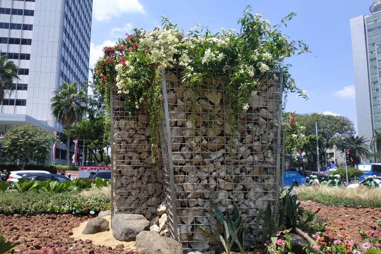 Instalasi gabion (bronjong) di Bunderan Hotel Indonesia, Jakarta Pusat, Rabu (21/8/2019).