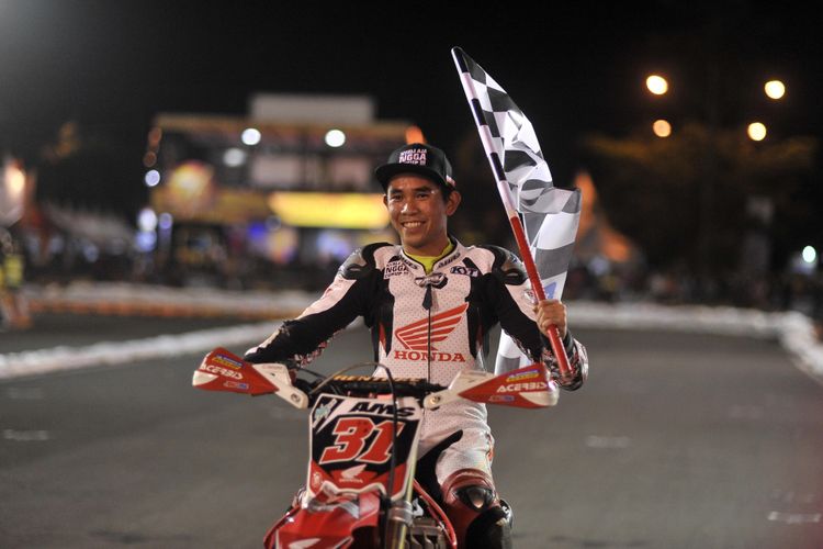 Gerry Salim dalam seri akhir kejuaraan balap supermoto Trial Game Asphalt 2018 di Sirkuit Stadion Kanjuruhan, Kabupaten Malang, Sabtu (15/12/2018)