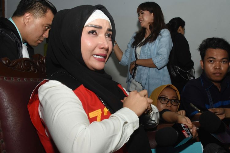 Aktris Roro Fitria (tengah) menangis saat menjawab pertanyaan awak media disela skors sidang perkara penyalahgunaan narkoba dengan agenda pembacaan duplik di Pengadilan Negeri Jakarta Selatan, Rabu (17/10/2018). Dalam sidang tersebut Roro meminta keringanan hukuman karena dirinya membantah sebagai pengedar melainkan pengguna, sementara sidang putusan akan digelar pada Kamis (18/10). ANTARA FOTO/Indrianto Eko Suwarso/hp.
