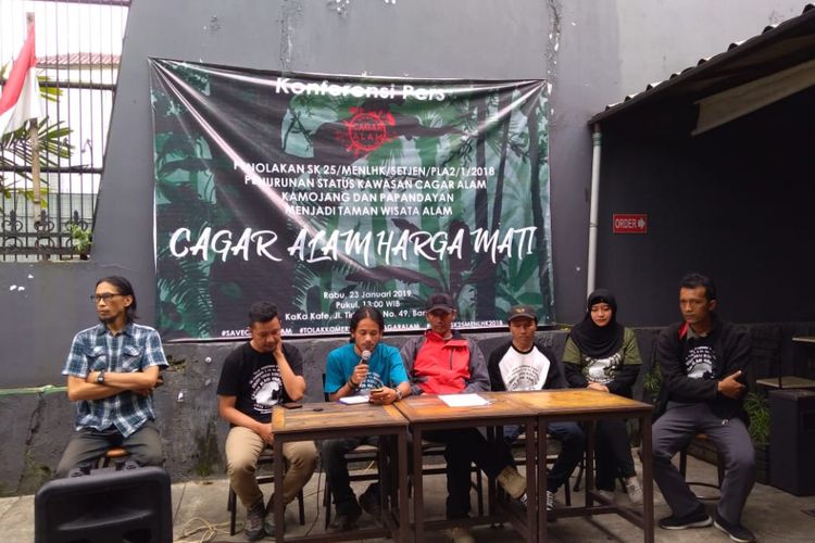 Aktivis lingkungan dari lintas organisasi yang tergabung dalam Aliansi Cagar Alam Jawa Barat menolak SK 25/MENLHK/SETJEN/PLA2/1/2018 tertanggal 10 Januari 2018. SK tersebut berisi penurunan status cagar alam Kamojang dan Papandayan.