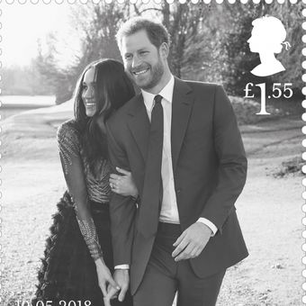 Desain perangko Britains Royal Mail 14 Mei 2018, menunjukkan foto pertunangan resmi Pangeran Harry dan Meghan Markle, diambil oleh fotografer Alexi Lubomirski di Frogomore House in Windsor.
 AFP PHOTO AND Royal Mail 

