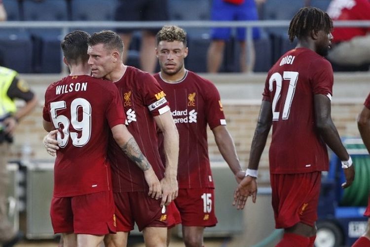 Gelandang Liverpool Harry Wilson (kiri) berselebrasi dengan rekan satu tim setelah mencetak gol saat melawan Borussia Dortmund pada laga persahabatan internasional di Stadion Notre Dame di South Bend, Indiana, 19 Juli 2019.