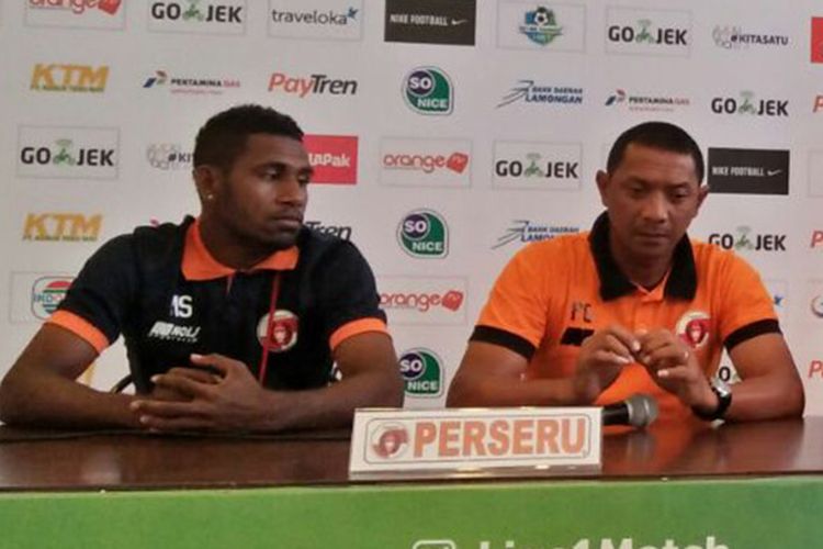 Pelatih Perseru Serui Putu Gede (tengah) dan Makarius Fredik Suruan (kiri), dalam jumpa pers jelang lawan Persela Lamongan, 10 Mei 2018.