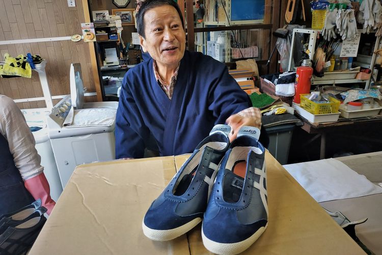 Sagawa-san memberi penjelasan tentang pemrosesan sepatu Onitsuka Tiger Nippon Made di bengkelnya, Osaka Prefecture, Rabu (24/10/2018).