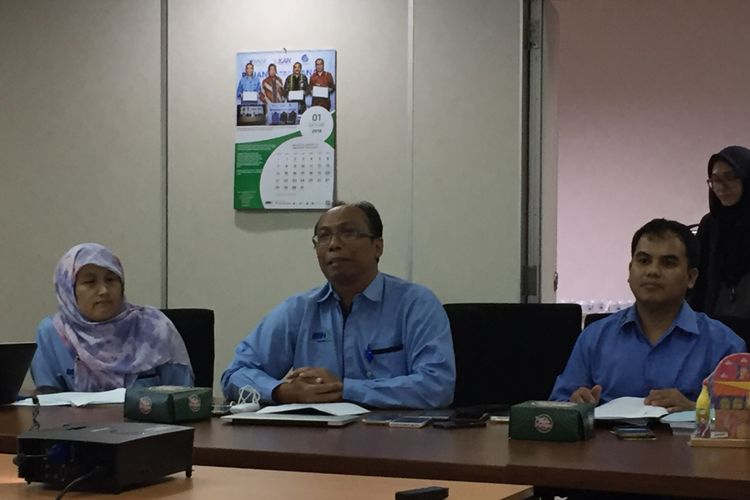 Kepala Pusat Sistem Penerapan Standar Badan Standarisasi Nasional (BSN) Wahyu Purbowasito (tengah) saat menjelaskan tentang mainan Standar Nasional Indonesia (SNI) di kantornya, Jakarta Pusat, Rabu (24/1/2018). 