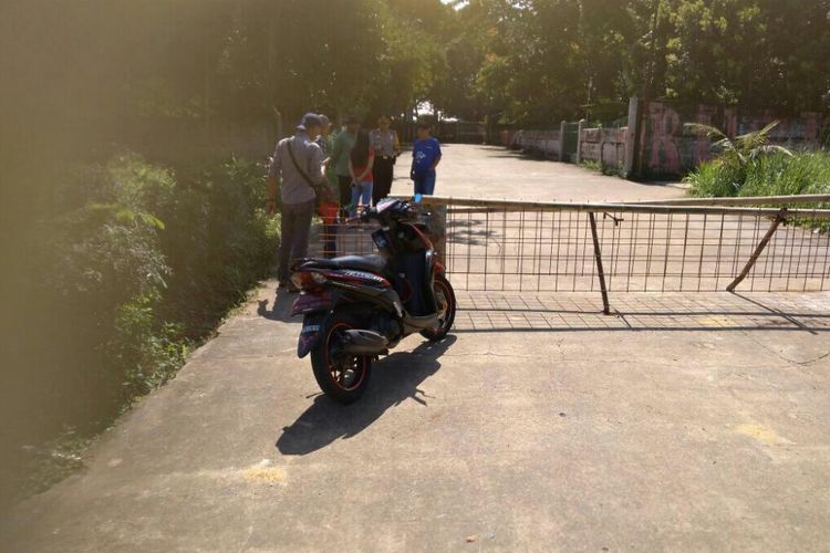 Jalan Raya Meruyung yang merupakan satu-satunya akses menuju kantor Kecamatan Limo, Depok, ditutup warga, Selasa (20/2/2018).