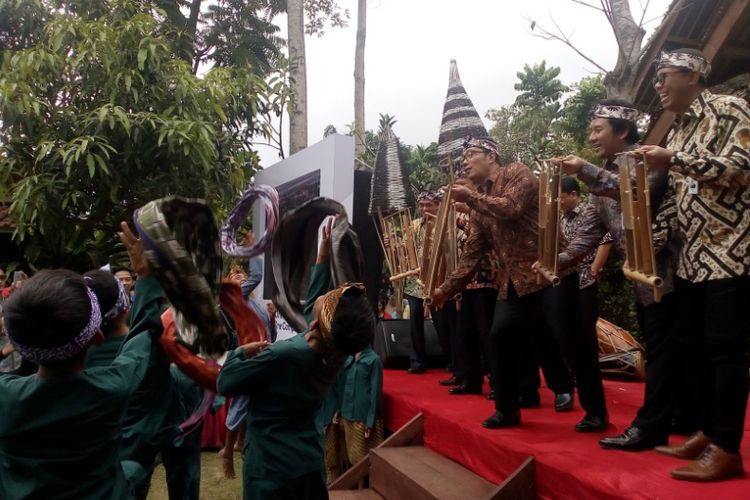 Sambil membunyikan alat musik tradisional angklung, Ridwan Kamil secara resmi meluncurkan program desa juara One Village One Company di Garut, Kamis (20/12/2018).