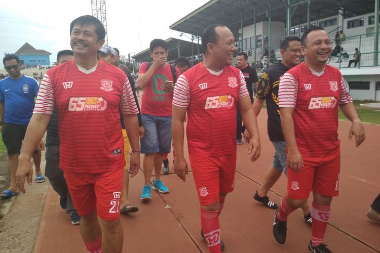 Indra Sjafri saat turut memeriahkan pertandingan antara tim Pemkab Karawang dengan tim Peruri di Stadion Singaperbangsa,  Sabtu (23/12/2017).