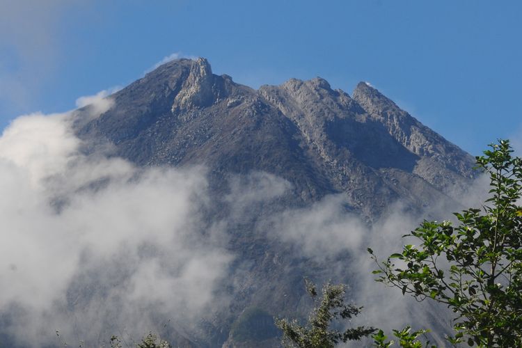Puncak Gunung Merapi terlihat dari Tlogolele, Selo, Boyolali, Jawa Tengah, Selasa (22/5). Pasca letutsan freatik Gunung Merapi yang telah terjadi empat kali sejak Senin (21/5) hingga Selasa (22/5) dini hari, status Gunung Merapi naik dari Normal (level I) menjadi Waspada (level II). ANTARA FOTO/Aloysius Jarot Nugroho/ama/18.