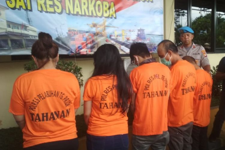 Aris Idol bersama empat tersangka kasus narkoba lain di Polres Pelabuhan Tanjung Priok, Jakarta Utara, Rabu (16/1/2019). 