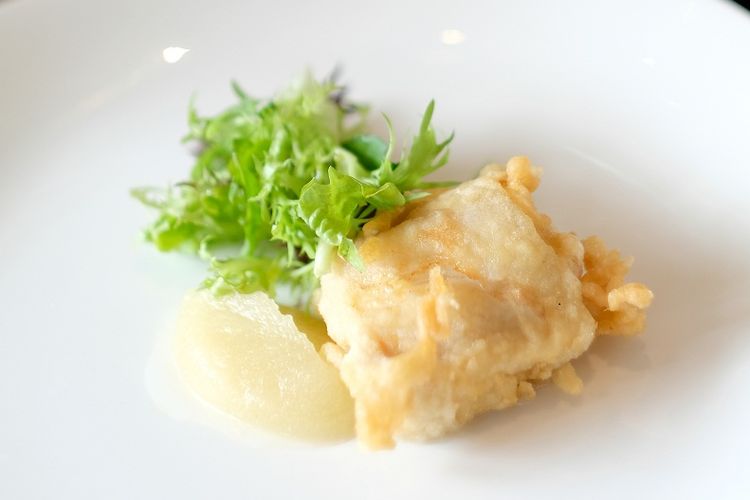 Ikan cod tempura dengan saus apel hijau