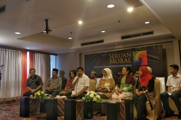 Ketua Setara Institute Hendardi dalam konferensi pers di Hotel Atlet Century, Jakarta, Selasa (20/2/2018). Setara Institute mengajak 186 tokoh masyarakat dari berbagai latar belakang sosial untuk menyerukan seruan moral dalam menjaga dan memperjuangkan nilai keberagaman.