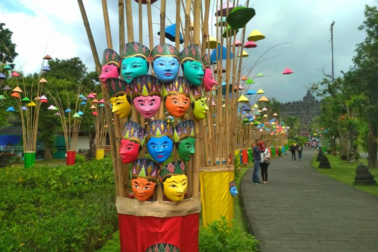 Topeng warna-warni menghiasi Taman Wisata Candi Borobudur pada masa libur lebaran 1439H/2018 ini. 