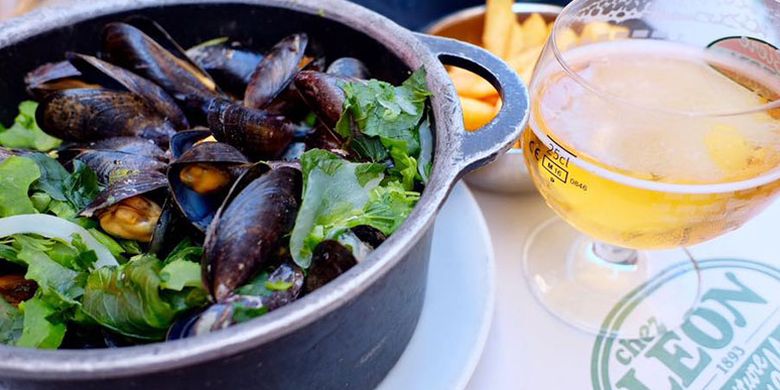 Mussles Classic seharga 25,85 euro yaitu se-pot besar kerang belgia yang mengepul dicampur anggur putih dengan siraman ramuan bumbu dan sayuran segar.