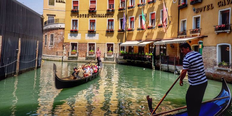 Gondolier harus lulus ujian ketat dengan persyaratan bahasa asing seperti bahasa Inggris dan bahasa lainnya. Ini adalah profesi turunan dari generasi ke generasi di Venesia.