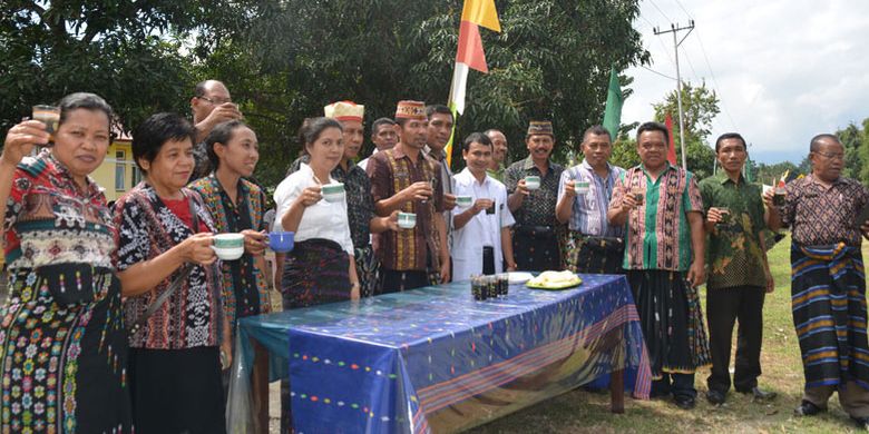 Pegawai dan warga Kecamatan Kota Komba, Kabupaten Manggarai Timur, Flores, NTT, Senin (17/7/2017) mempromosikan sejuta cangkir kopi flores kepada peserta Tour de Flores di pinggir jalan Transflores. Pegawai dan warga mempromosikan kenikmatan kopi Flores mulai dari Larantuka, ibu kota Kabupaten Flores Timur di hari pertama Tour de flores sampai finish di Labuan Bajo, ibu kota Kabupaten Manggarai Barat. Flores sangat terkenal dengan kopinya yang sudah diekspor ke luar negeri. 