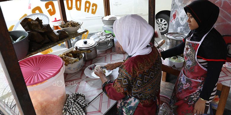 Gado-gado Ayam Hj Tarkanci, di Jalan Kembar Cirebon, Jawa Barat, tepatnya seberang rel kereta Stasiun Cirebon.