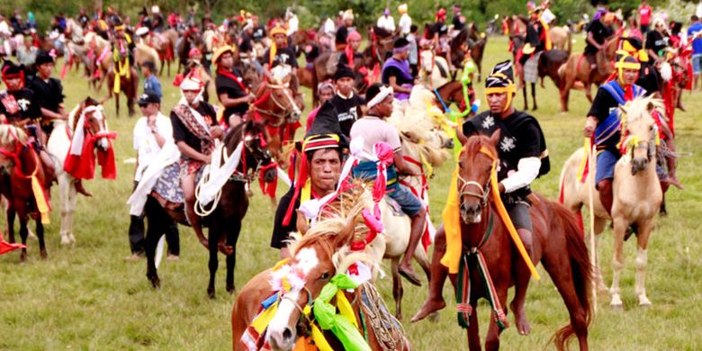 Selama sepekan penuh, 4-13 Juli 2017 Pemerintah Nusa Tenggara Timur menggelar Parade 1001 Kuda Sandelwood di empat kabupaten di Pulau Sumba.