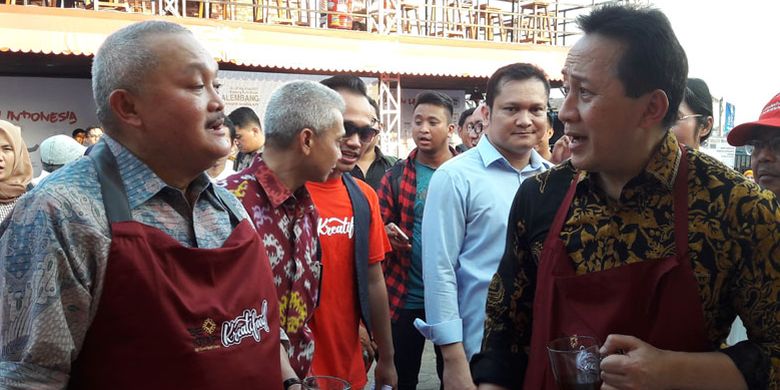 Kepala Badan Ekonomi Kreatif Triawan Munaf (kanan), Gubernur Sumsel Alex Noerdin (kiri) pada acara Kreatifood 2017 di Benteng Kuto Besak, Palembang, Sumatera Selatan, Selasa (22/8/2017) sore.
