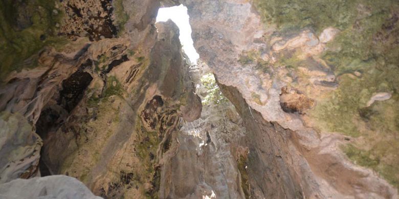 Dinding-dinding batu alam di Goa Watu Cermin, Desa Batu Cermin, Kecamatan Komodo, Manggarai Barat, Flores, Nusa Tenggara Timur, Selasa (24/10/2017).