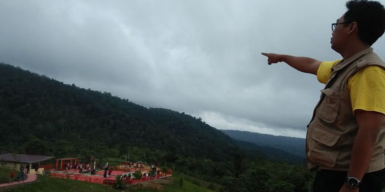 Kebun Raya Liwa di Kabupaten Lampung Barat, Lampung, yang baru diresmikan. Tempat ini dijadikan warga untuk menghabiskan waktu senja di akhir pekan. 