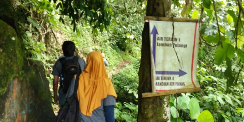 Perjalanan menuju Air Terjun Lembah Pelangi di Pekon Sukamaju, Kecamatan Ulubelu, Kabupaten Tanggamus, Provinsi Lampung.