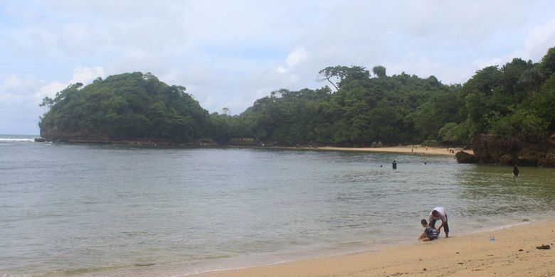 Sejumlah wisatawan saat mandi dan bermain di Pantai Banyu Meneng yang ada di dalam kawasan hutan lindung Kondang Merak, Kecamatan Bantur, Kabupaten Malang bagian selatan, Minggu (31/12/2017). Pantai tersebut diberi nama Banyu Meneng karena airnya yang tenang.