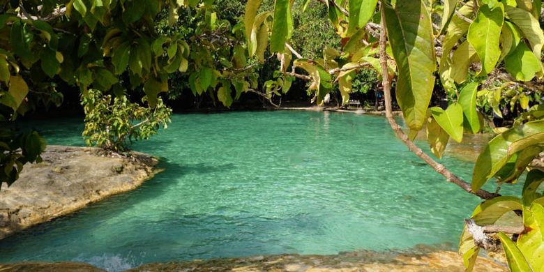 Emerald pool di Thung Teao Forest Natural Park, Krabi, Thailand. Emerald Pool adalah kolam bermata air alami beralaskan batu kapur yang mengubah warna air menjadi kehijauan karena sinar matahari.