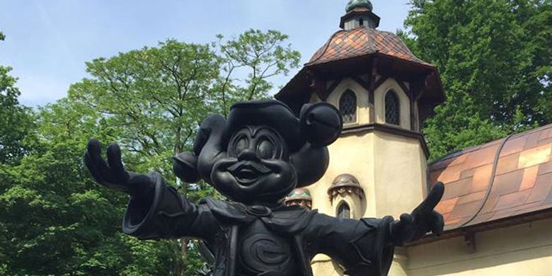 Patung kecil berkarakter Mickey di Efteling yakni taman hiburan bertema fantasi di Kaatsheuvel. Taman yang dibuka pada tahun 1952 ini adalah salah satu taman hiburan tertua di dunia dan taman hiburan terbesar di Belanda.
