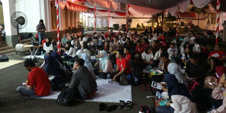 Para peserta Night At The Museum berkumpul memenuhi pelataran halaman depan Museum Perumusan Naskah Proklamasi, Jakarta, Rabu (16/8/2017) malam. Mereka menginap dan berwisata di Museum Perumusan Naskah Proklamasi hingga Hari Kemerdekaan Republik Indonesia.