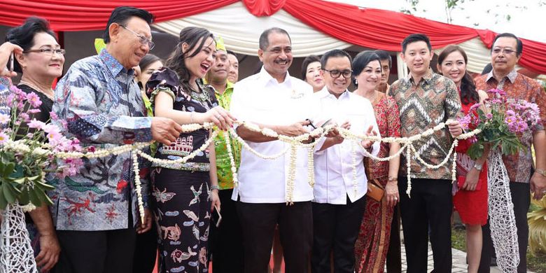 Menteri Pariwisata Arief Yahya didampingi Bupati Banyuwangi Abdullah Azwar Anas meresmikan Harvest Resort and Village di Banyuwangi, Jawa Timur, Sabtu (9/9/2017).