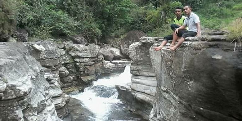 Keunikan tebing Kolam Kolang yang sering disebut Tiwu Kolang dengan berbagai sumber mata air panas di Flores, NTT.