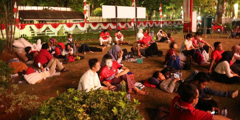Para peserta acara Night At The Museum di Museum Perumusan Naskah Proklamasi, Jakarta, Rabu (16/8/2017). Mereka memilih tidur beralaskan spanduk yang disediakan panitia dan ada yang tidur di taman beratapkan langit serta di dalam museum.