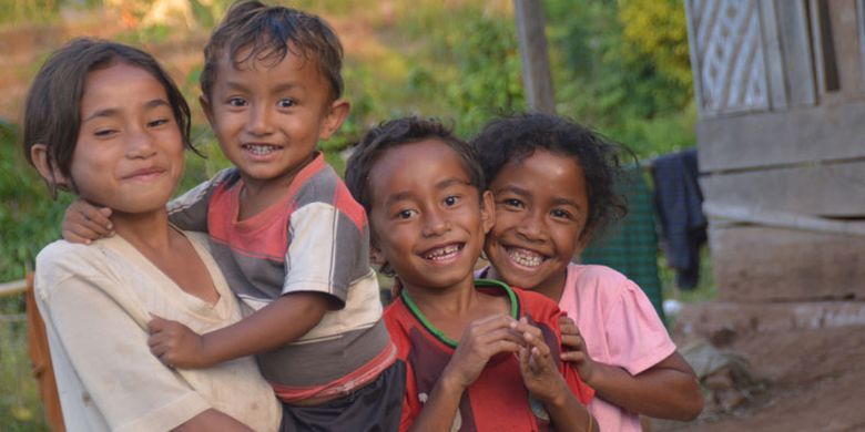 Kecerian anak-anak di Kampung Wajur, Desa Wajur, Kecamatan Kuwus, Kabupaten Manggarai Barat, Nusa Tenggara Timur, Jumat (25/8/2017) sebelum melihat senja di ujung barat Pulau Flores.