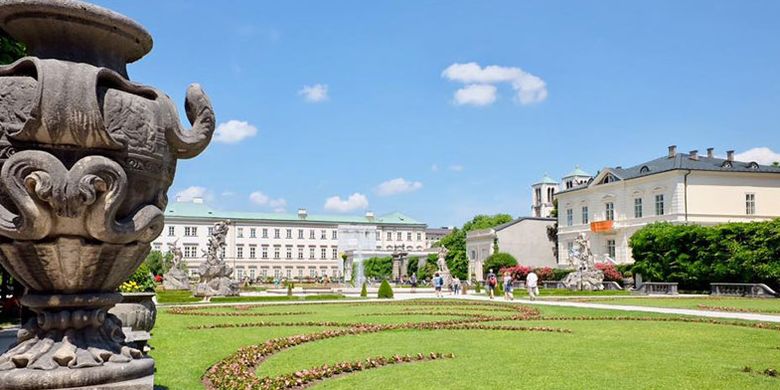 Mirabell Garden di Salzburg, Austria. Salzburg memang terkenal sebagai salah satu tujuan wisata populer di Austria.