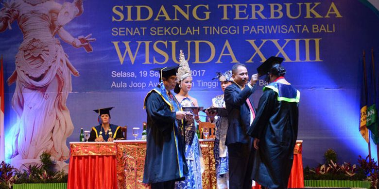 Menteri Pariwisata Arief Yahya mewisuda 602 lulusan di Gedung Joop Ave STP Nusa Dua Bali, Selasa (19/9/2017).
