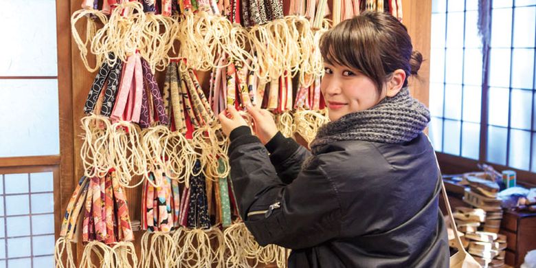 Toko oleh-oleh Yoshinoya di Prefektur Gunma ini menjual Geta (sandal tradisional Jepang) dan mainan tradisional Jepang.