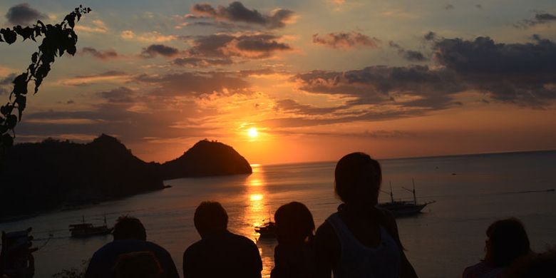 Turis asing yang berwisata di Manggarai Barat sedang menikmati matahari terbenam di ujung barat Pulau Flores yang dilihat dari Restoran Paradise, Kelurahan Labuan Bajo, Kecamatan Komodo, Manggarai Barat, Flores, NTT, Minggu (27/8/2017).