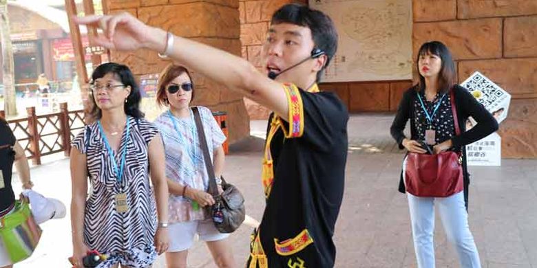 Pemandu wisata di Binglanggu Li & Miao Cultural Heritage Park, Jumat (13/10/2017). Di sini wisatawan bisa melihat kehidupan sehari-hari Suku Li dan Miao di Sanya, Provinsi Hainan, China.
