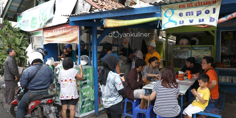 Kupat tahu gempol di Bandung.