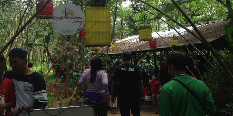 Pasar Karetan, pasar unik ini berada di tengah kebun karet di Kendal, Jawa Tengah, Minggu (28/1/2018). Pasar ini tiap minggu dipenuhi ribuan wisatawan dari berbagai daerah.