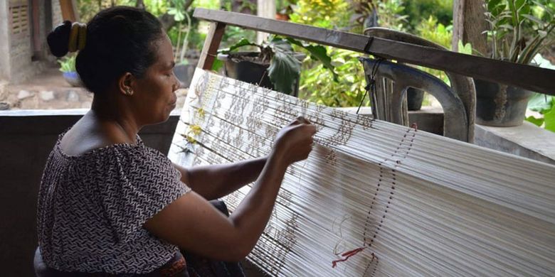 Proses menenun kain tenun Sikka jenis Tama Lua di rumah pengungsian Bukit Sion, Kelurahan Hewuli, Kecamatan Alok Barat, Kabupaten Sikka, Nusa Tenggara Timur (NTT), Senin (11/2/2019).