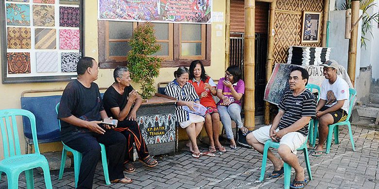 Sejumlah warga tengah menikmati salah satu sudut Kampung Jadhoel, Selasa (2/5/2017) setelah mengalami perbaikan lingkungan. Ini merupakan kampung lama, pusat batik dengan nama kampung Kampung Batik Tengah berada di Kecamatan Rejomulyo, Kecamatan Semarang Timur, Kota Semarangt, Jawa Tengah. sebagai kampung pusat batik, hiasan dinding rumah warga dihiasasi hiasan contoh motif batik, supaya memudahkan wisatawan mengetahui jenis motif batik khas di kampung pusat batik ini. 