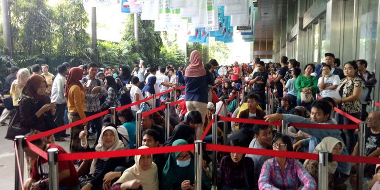 Antrean depan pengunjung KAI Travel Fair di Balai Sidang Hall B, Jakarta Convention Centre (JCC), Sabtu (29/7/2017), yang sudah menunggu sejak pukul 04.00 WIB.