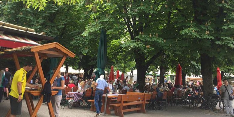 Viktualienmarkt, pasar makanan tradisional yang dulunya adalah pasar para petani asli di Bavaria, Jerman. 